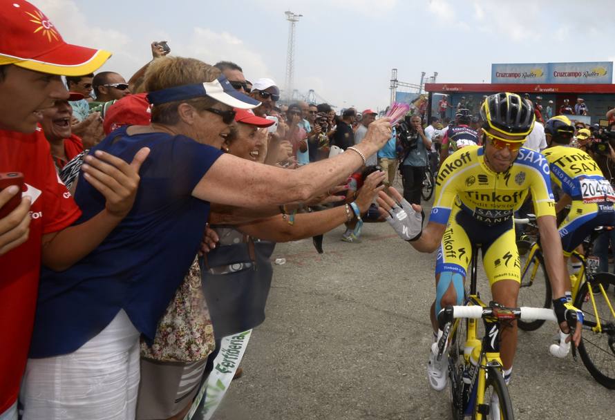 Al foglio firma della seconda tappa della Vuelta Alberto Contador viene accolto con calore dai tifosi. Afp